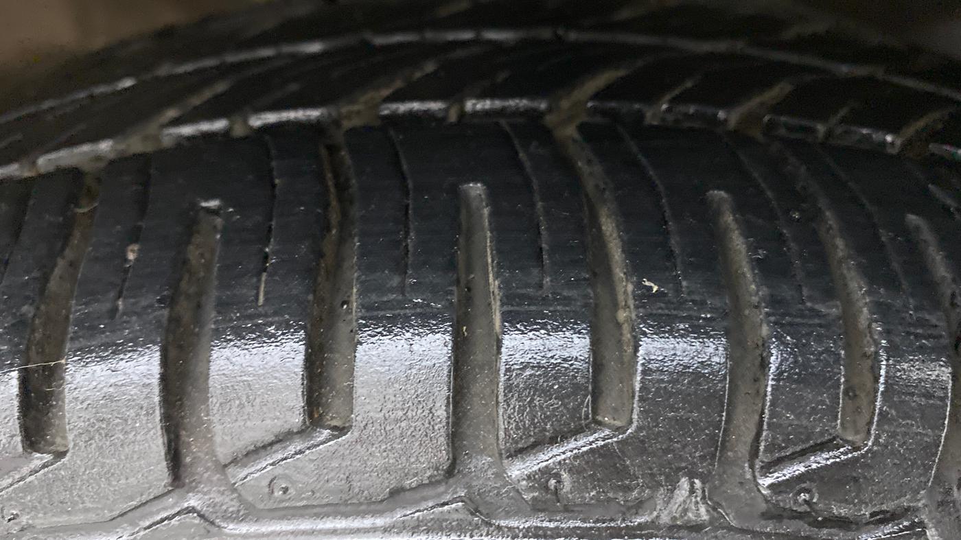 2015 Maruti Alto K10 VXI P, Petrol, Manual, 44,073 km, Right Front Tyre Tread