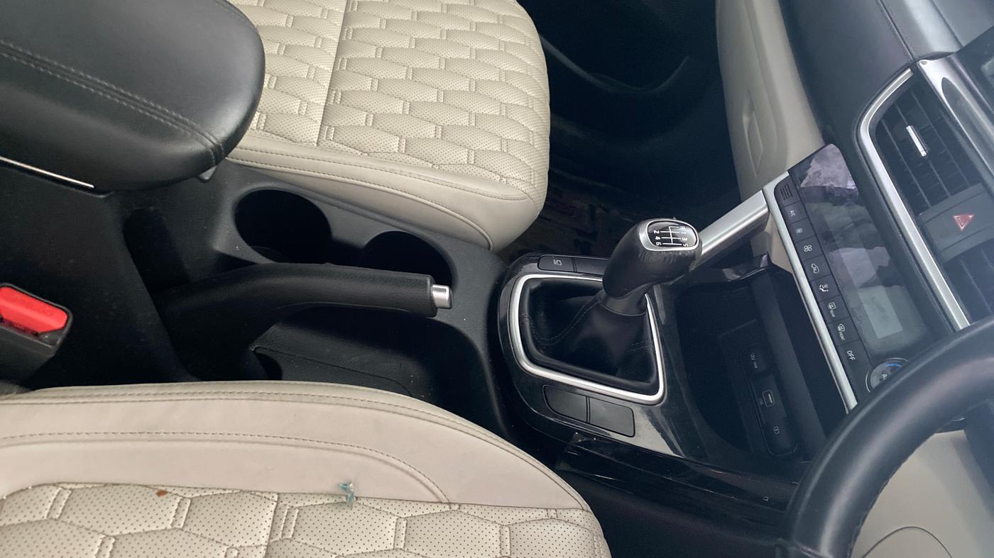 2021 KIA SELTOS HTX 1.5 PETROL, Petrol, Manual, 1,02,429 km, Gear Lever