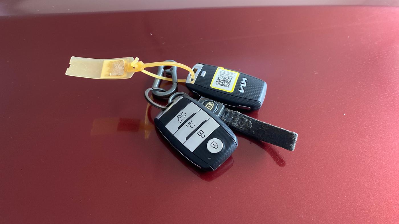 2021 KIA SELTOS HTX 1.5 PETROL, Petrol, Manual, 1,02,429 km, Key Close Up