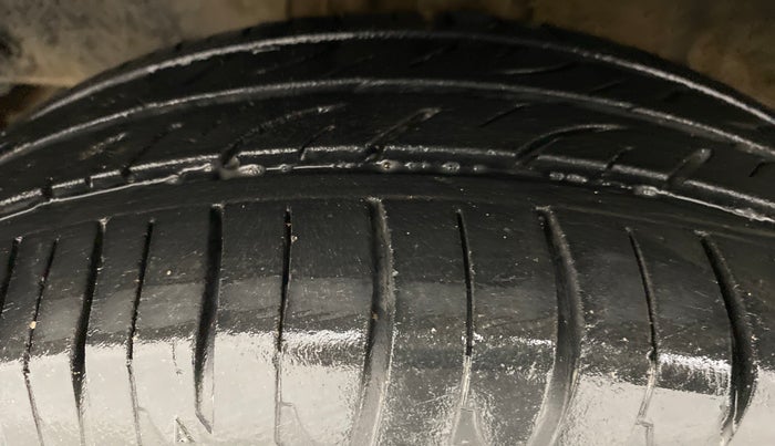 2016 Mahindra Kuv100 K8 6 STR, Petrol, Manual, 33,233 km, Left Front Tyre Tread