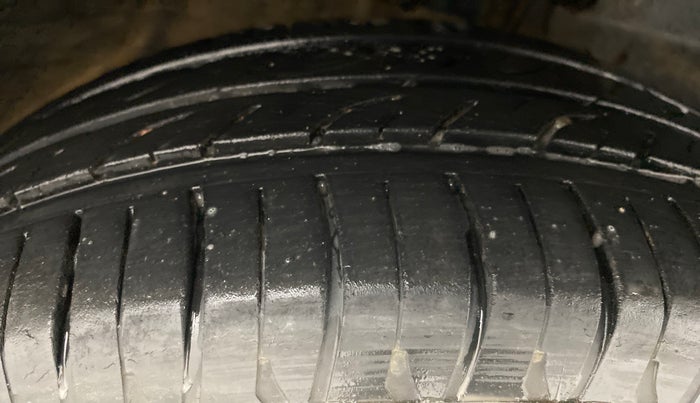 2016 Mahindra Kuv100 K8 6 STR, Petrol, Manual, 33,233 km, Right Front Tyre Tread
