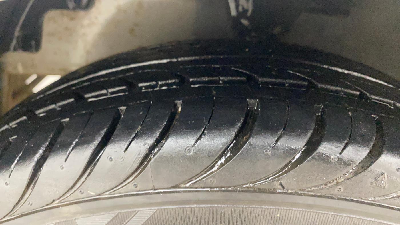 2017 Hyundai Eon MAGNA +, Petrol, Manual, 83,187 km, Left Front Tyre Tread