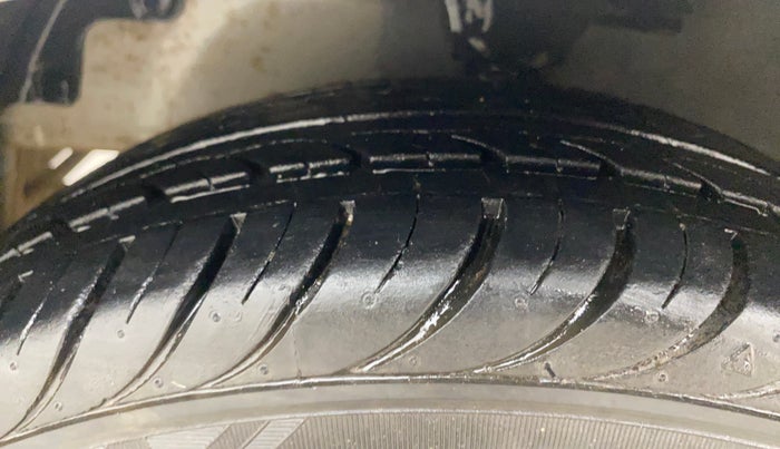 2017 Hyundai Eon MAGNA +, Petrol, Manual, 83,187 km, Left Front Tyre Tread