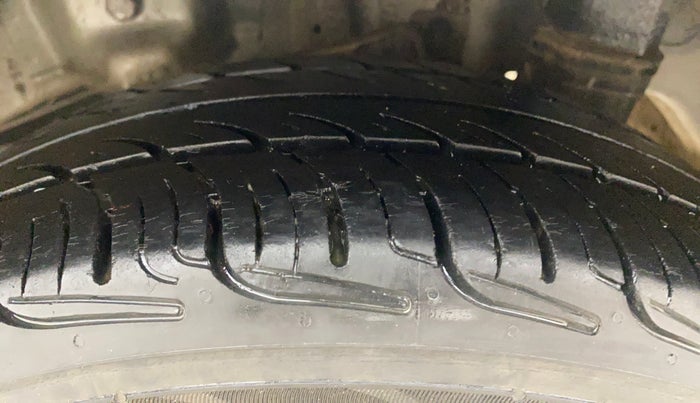 2017 Hyundai Eon MAGNA +, Petrol, Manual, 83,187 km, Left Rear Tyre Tread