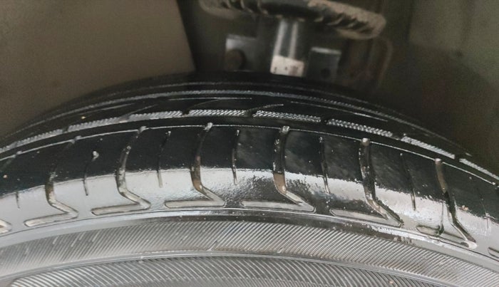 2016 Volkswagen Vento HIGHLINE 1.5 AT, Diesel, Automatic, 86,836 km, Left Front Tyre Tread