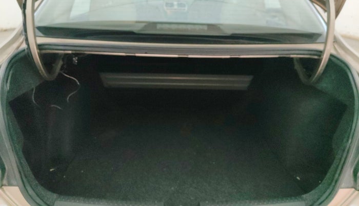 2016 Volkswagen Vento HIGHLINE 1.5 AT, Diesel, Automatic, 86,836 km, Boot Inside