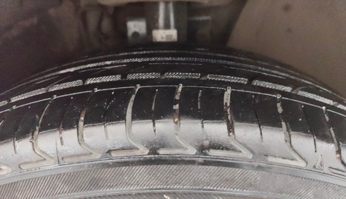 2016 Volkswagen Vento HIGHLINE 1.5 AT, Diesel, Automatic, 86,836 km, Right Front Tyre Tread