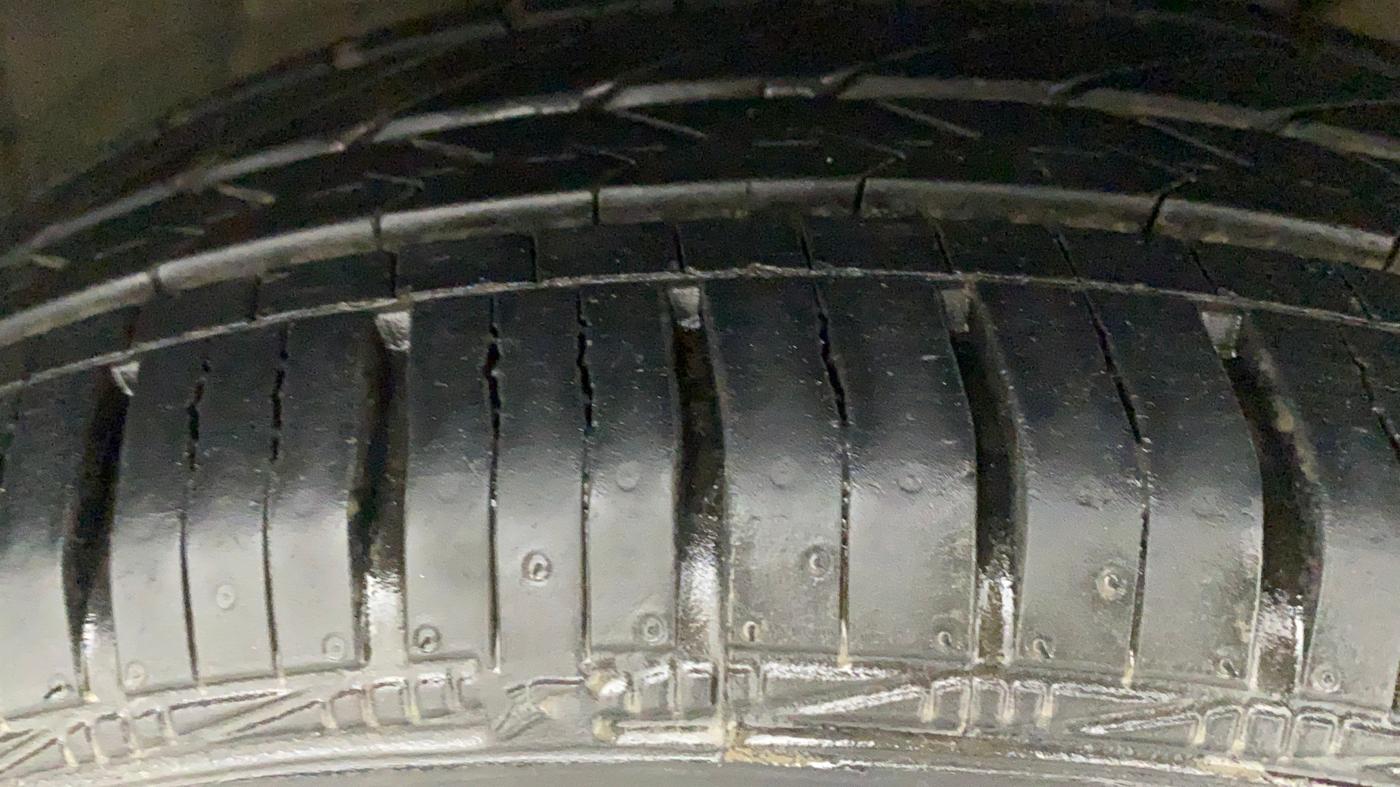 2017 Maruti Baleno DELTA PETROL 1.2, Petrol, Manual, 95,168 km, Right Front Tyre Tread