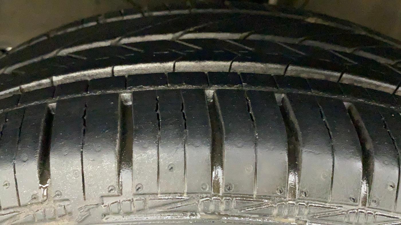 2017 Maruti Baleno DELTA PETROL 1.2, Petrol, Manual, 95,168 km, Left Front Tyre Tread