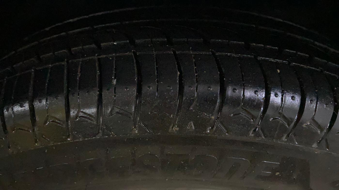 2014 Maruti Swift VXI, Petrol, Manual, 1,38,009 km, Right Front Tyre Tread