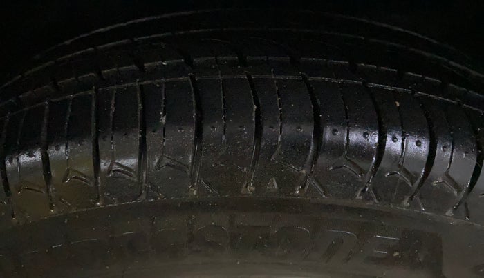 2014 Maruti Swift VXI, Petrol, Manual, 1,38,009 km, Right Front Tyre Tread