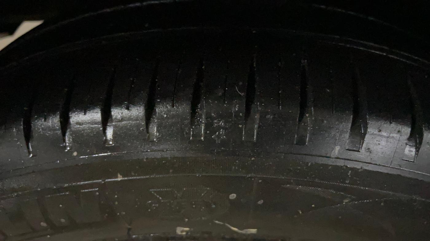 2014 Maruti Swift VXI, Petrol, Manual, 1,38,009 km, Right Rear Tyre Tread