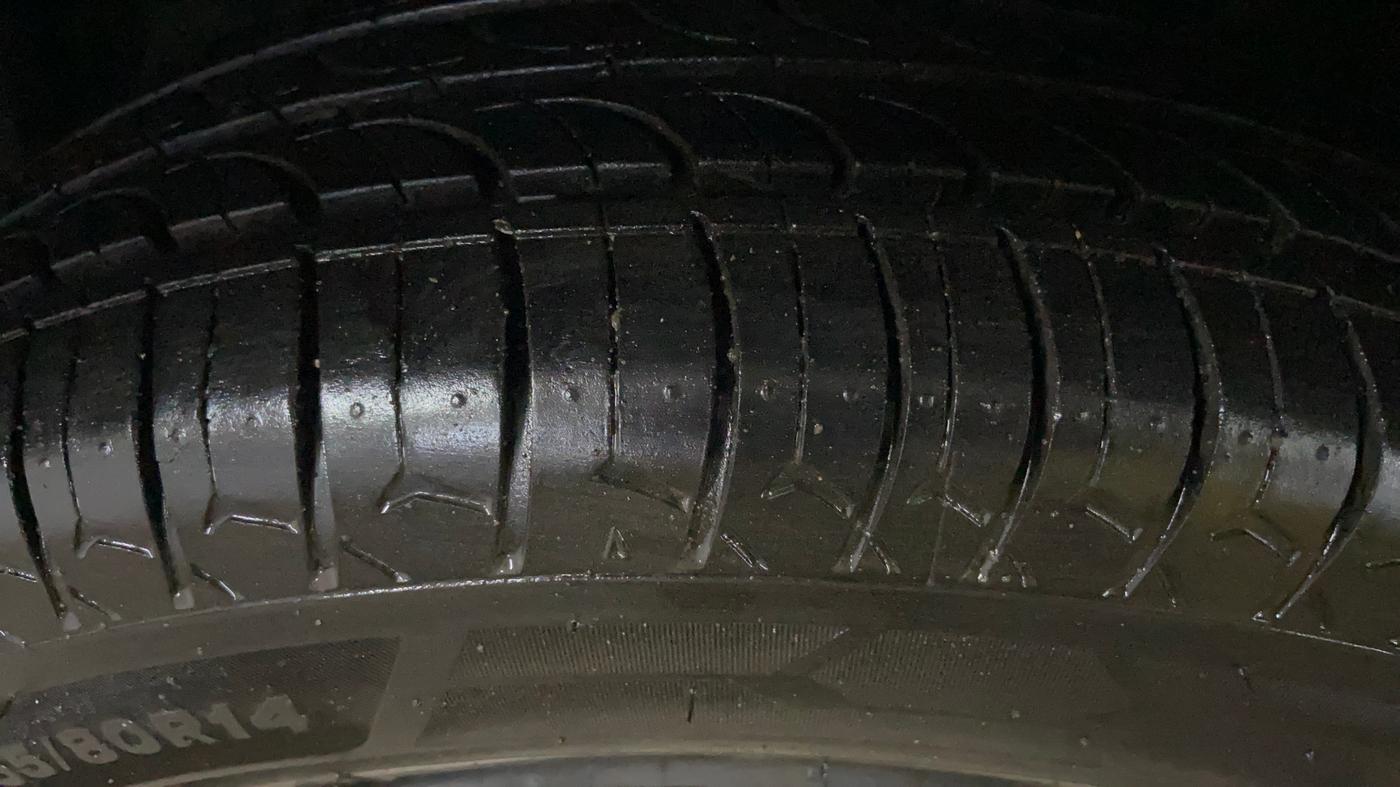 2014 Maruti Swift VXI, Petrol, Manual, 1,38,009 km, Left Front Tyre Tread