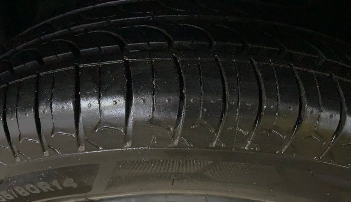 2014 Maruti Swift VXI, Petrol, Manual, 1,38,009 km, Left Front Tyre Tread
