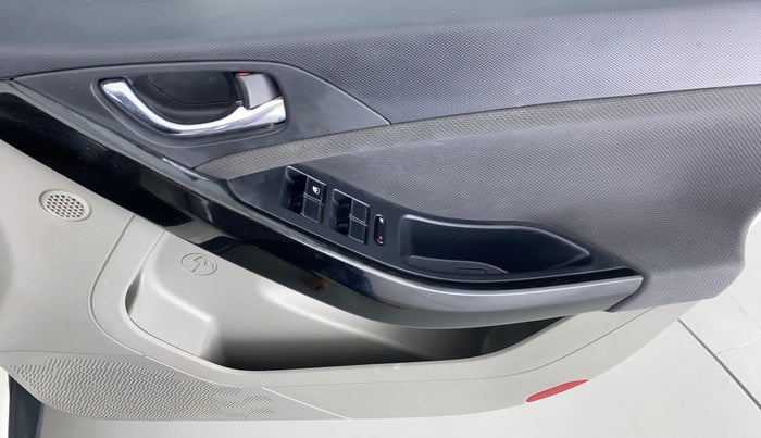 2019 Tata NEXON XZA + 1.2 PETROL A/T, Petrol, Automatic, 14,906 km, Driver Side Door Panels Control