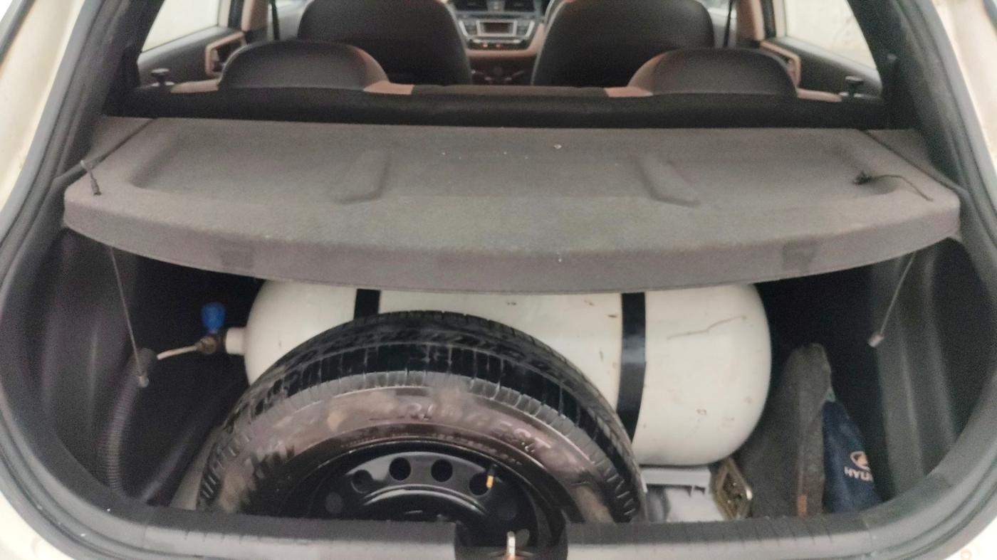 2017 Hyundai Elite i20 SPORTZ 1.2, CNG, Manual, 73,687 km, Boot Inside