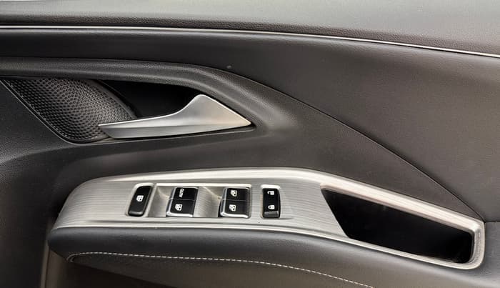 2024 MG HECTOR PLUS Select Pro 1.5 MT 7 STR, Petrol, Manual, 19,342 km, Driver Side Door Panels Control