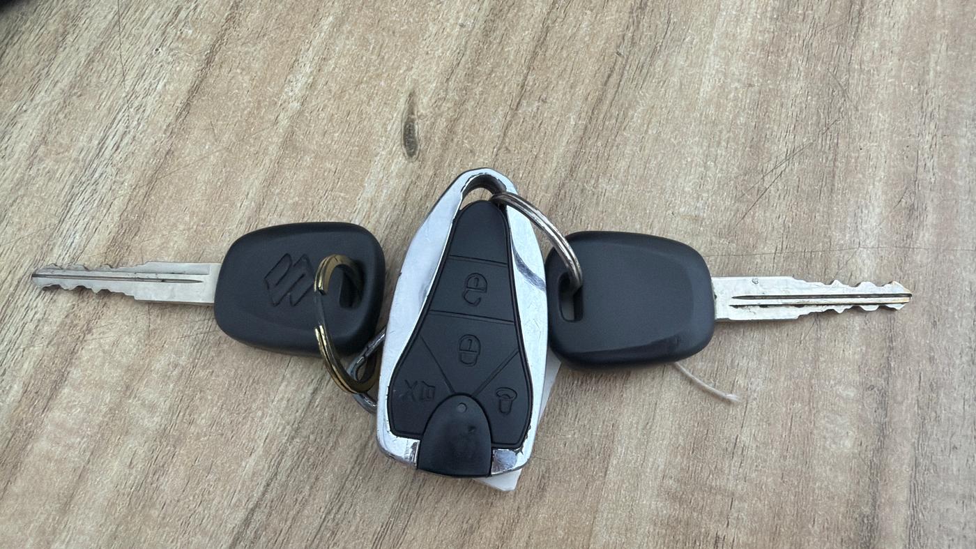 2024 Maruti Swift LXI, Petrol, Manual, 13,029 km, Key Close Up