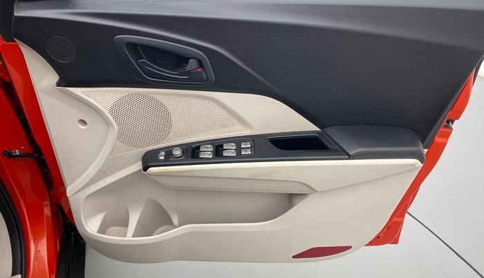 2019 Mahindra XUV300 1.5 W6 MT, Diesel, Manual, 37,875 km, Driver Side Door Panels Control
