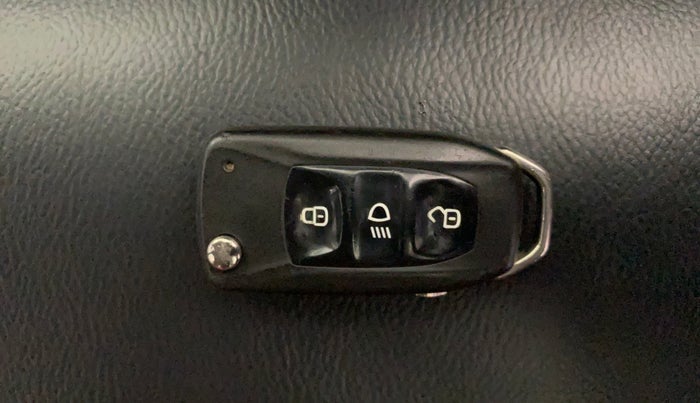 2016 Tata Tiago XT PETROL, CNG, Manual, 52,150 km, Key Close Up