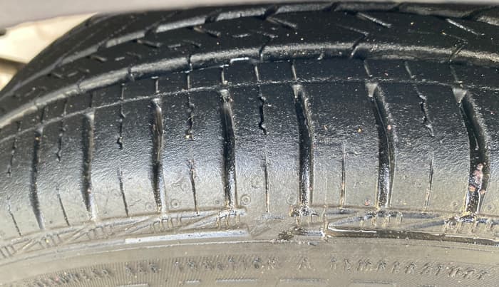 2017 Hyundai Eon ERA +, Petrol, Manual, 96,618 km, Left Front Tyre Tread