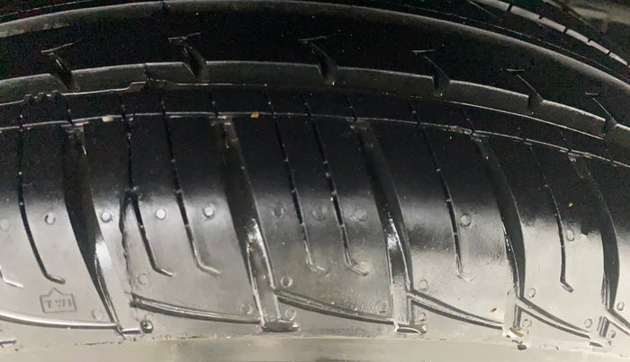 2017 Renault Duster 85 PS RXS MT DIESEL, Diesel, Manual, 1,43,991 km, Left Rear Tyre Tread