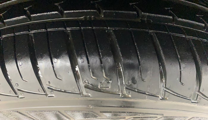 2017 Renault Duster 85 PS RXS MT DIESEL, Diesel, Manual, 1,43,991 km, Right Front Tyre Tread