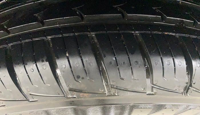 2017 Renault Duster 85 PS RXS MT DIESEL, Diesel, Manual, 1,43,991 km, Right Rear Tyre Tread