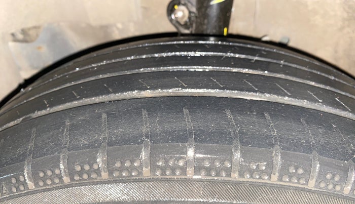 2018 Honda Amaze 1.5L I-DTEC VX, Diesel, Manual, 1,00,226 km, Left Front Tyre Tread