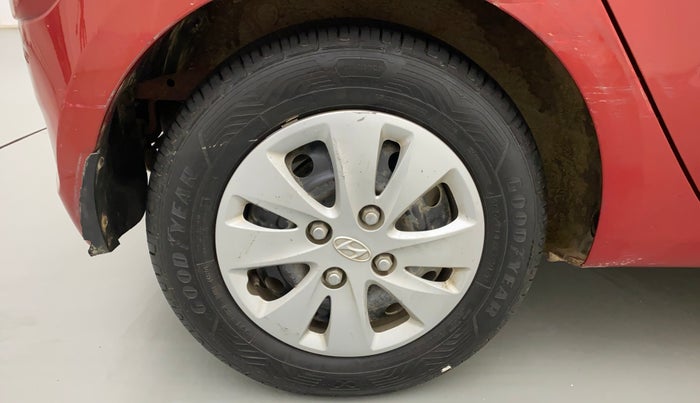 2012 Hyundai i10 SPORTZ 1.2, CNG, Manual, 1,12,460 km, Right Rear Wheel