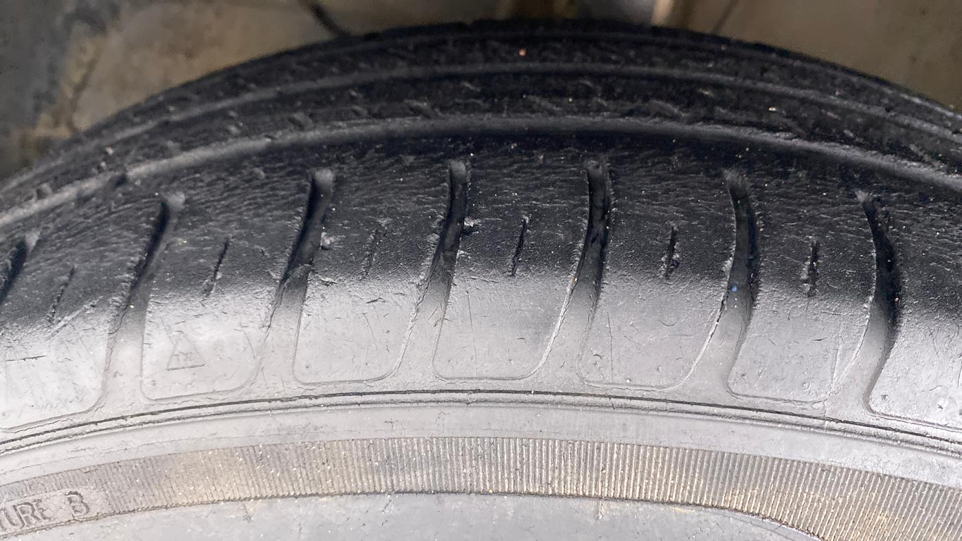 2018 Maruti Dzire VXI, Petrol, Manual, 90,967 km, Left Front Tyre Tread