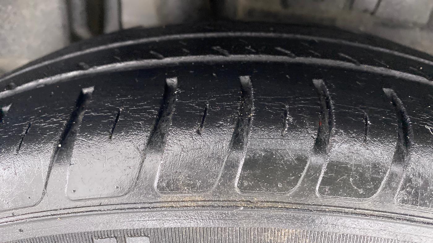 2018 Maruti Dzire VXI, Petrol, Manual, 90,967 km, Right Rear Tyre Tread