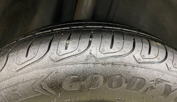 2017 Ford New Figo TITANIUM 1.2 PETROL MT, Petrol, Manual, 49,019 km, Right Rear Tyre Tread