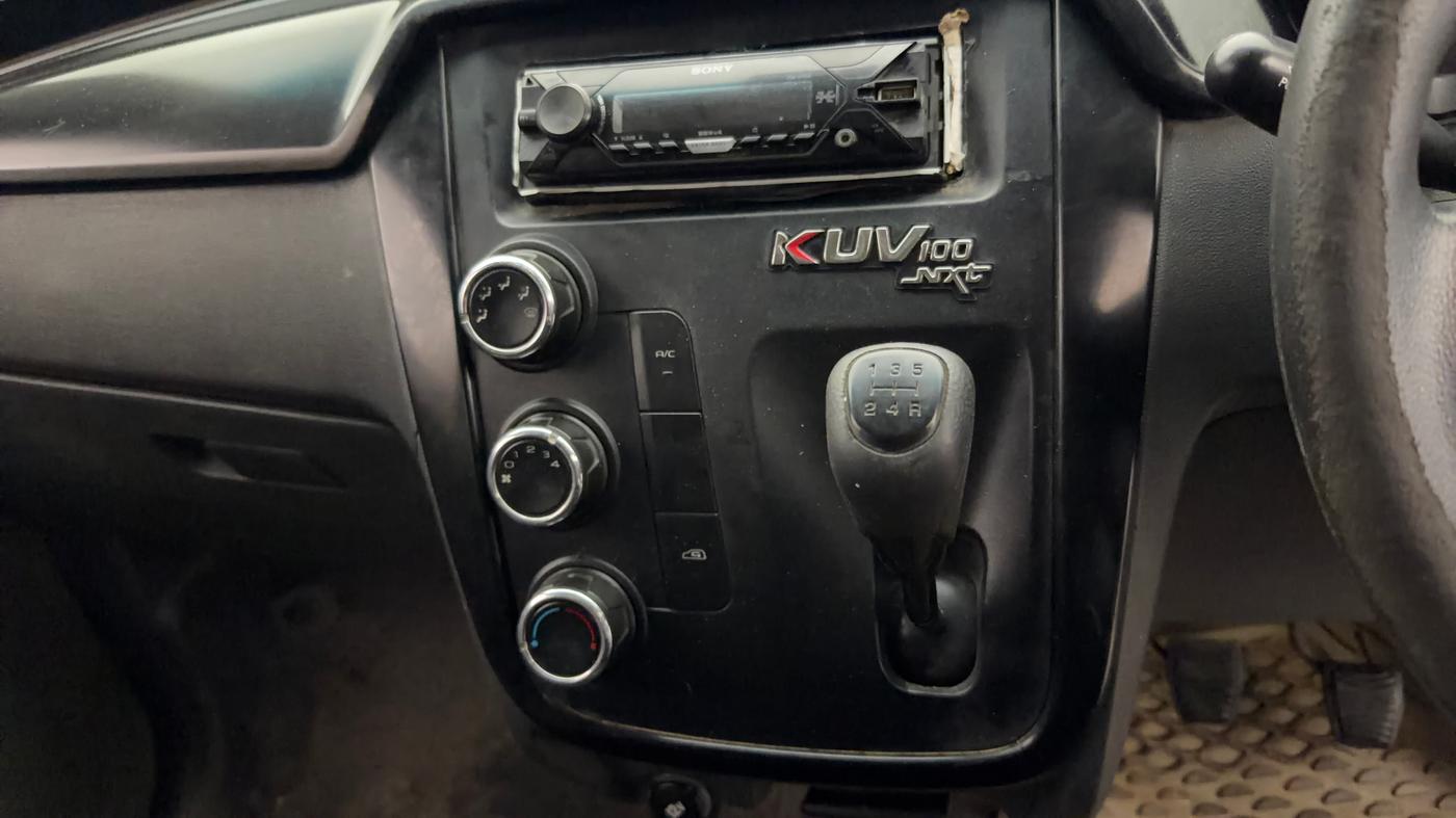 2018 Mahindra KUV 100 NXT K2+ P 6 STR, Petrol, Manual, 36,314 km, Gear Lever
