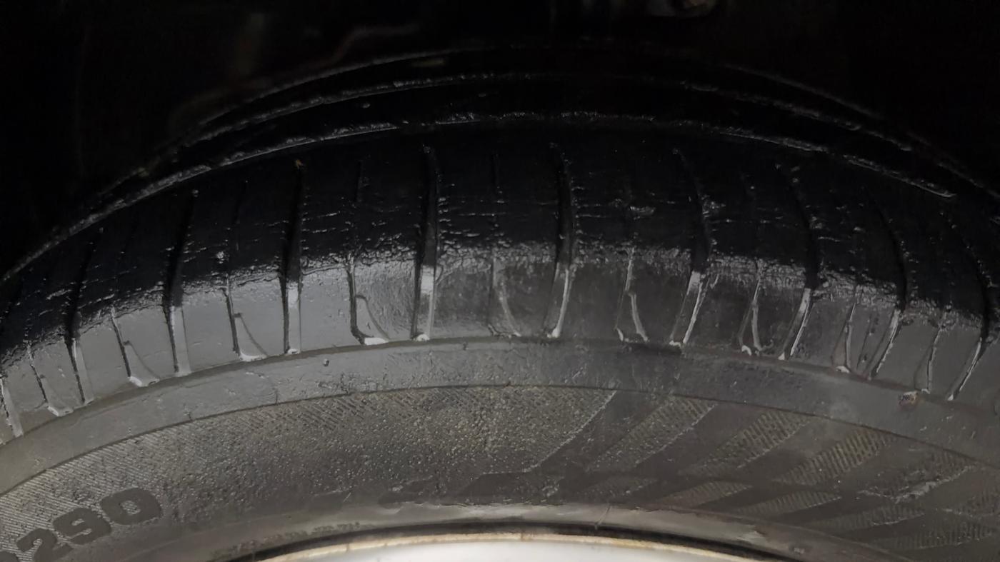 2018 Mahindra KUV 100 NXT K2+ P 6 STR, Petrol, Manual, 36,314 km, Left Front Tyre Tread