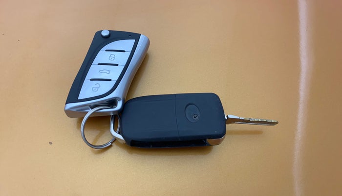 2016 Tata Tiago XT PETROL, Petrol, Manual, 81,746 km, Key Close Up