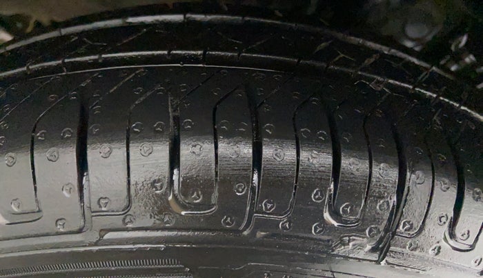 2017 Renault Kwid CLIMBER 1.0 AT, Petrol, Automatic, 53,339 km, Right Rear Tyre Tread