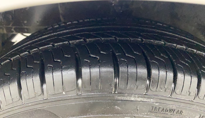 2016 Hyundai Eon SPORTZ, Petrol, Manual, 45,052 km, Left Front Tyre Tread