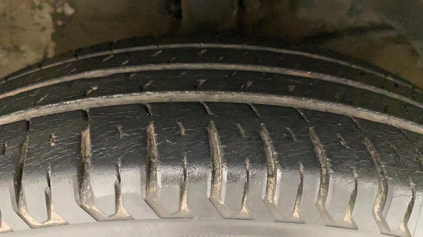 2017 Maruti Dzire VXI AMT, Petrol, Automatic, 31,716 km, Right Front Tyre Tread