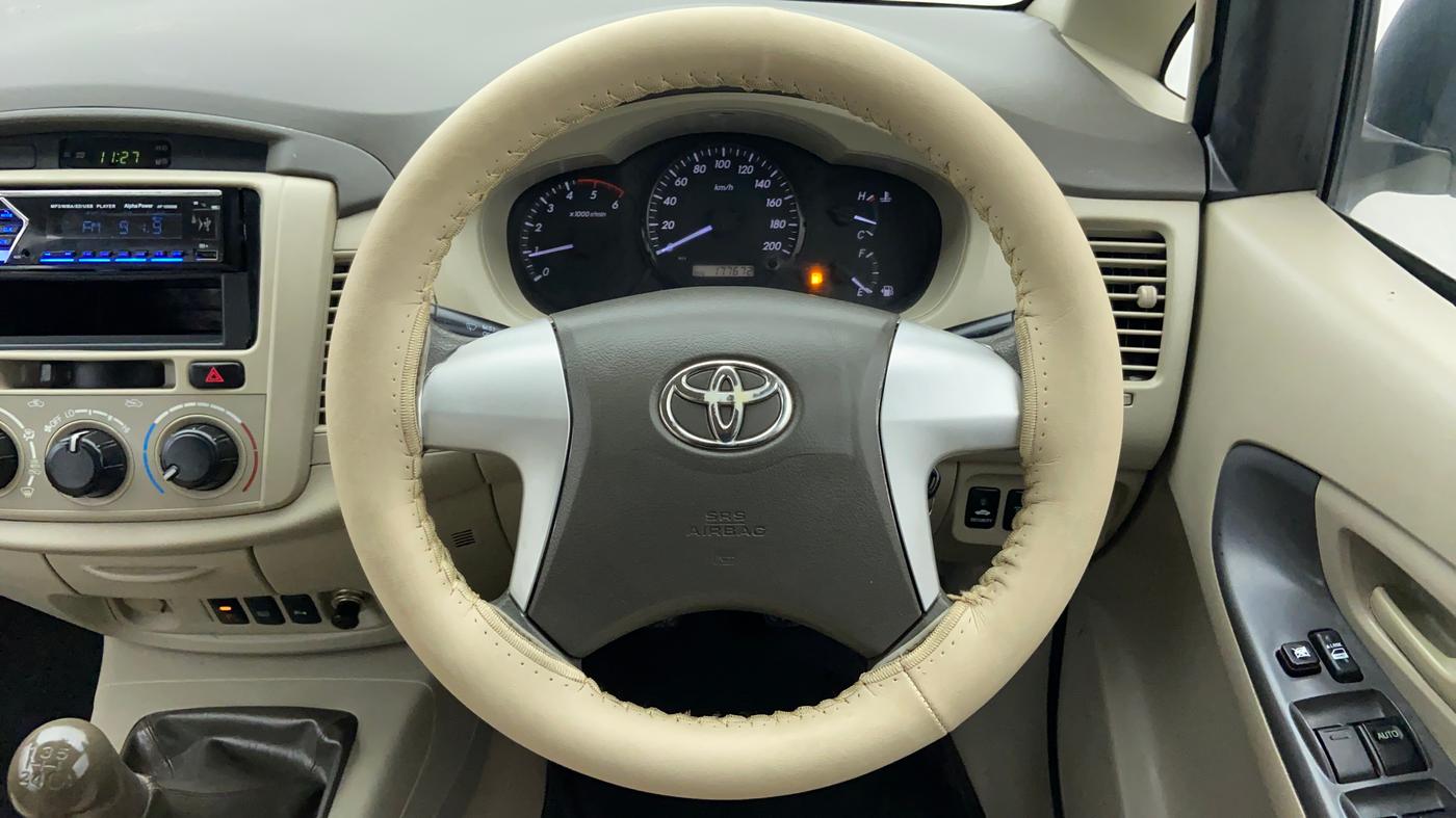 2013 Toyota Innova 2.5 GX 8 STR BS IV, Diesel, Manual, 1,78,065 km, Steering Wheel Close-up