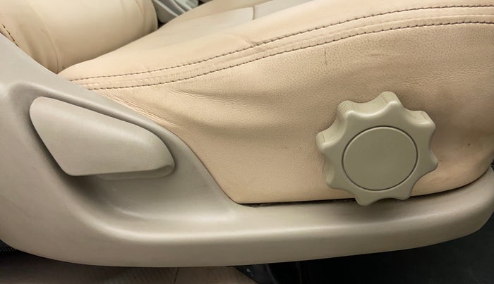 2013 Toyota Innova 2.5 GX 8 STR BS IV, Diesel, Manual, 1,78,065 km, Driver Side Adjustment Panel