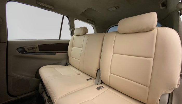 2013 Toyota Innova 2.5 GX 8 STR BS IV, Diesel, Manual, 1,78,065 km, Right Side Door Cabin View