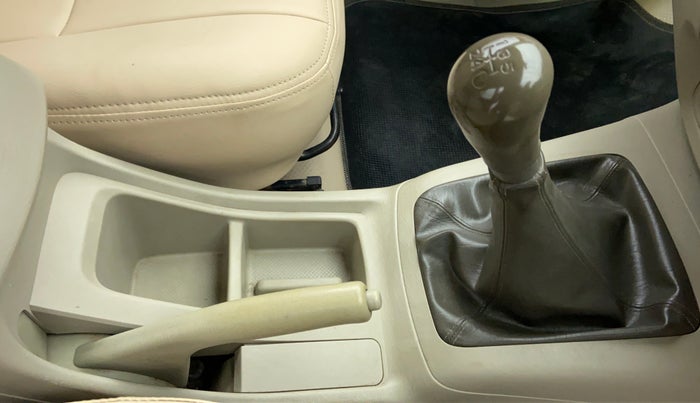 2013 Toyota Innova 2.5 GX 8 STR BS IV, Diesel, Manual, 1,78,065 km, Gear Lever