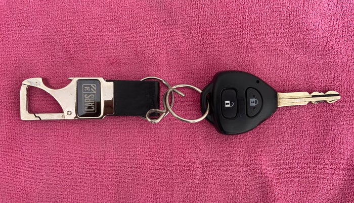 2013 Toyota Innova 2.5 GX 8 STR BS IV, Diesel, Manual, 1,78,065 km, Key Close-up