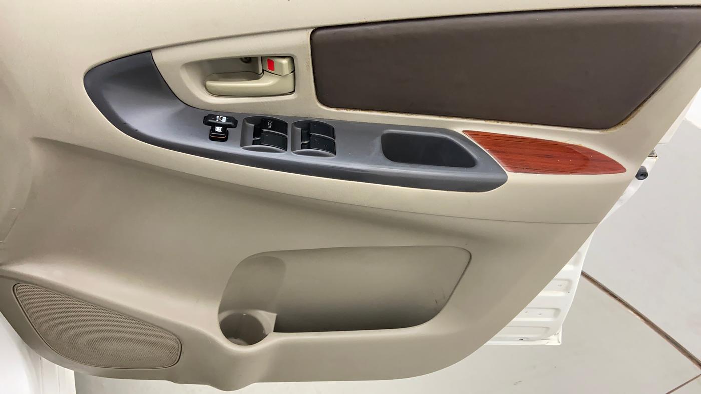 2013 Toyota Innova 2.5 GX 8 STR BS IV, Diesel, Manual, 1,78,065 km, Driver Side Door Panels Controls