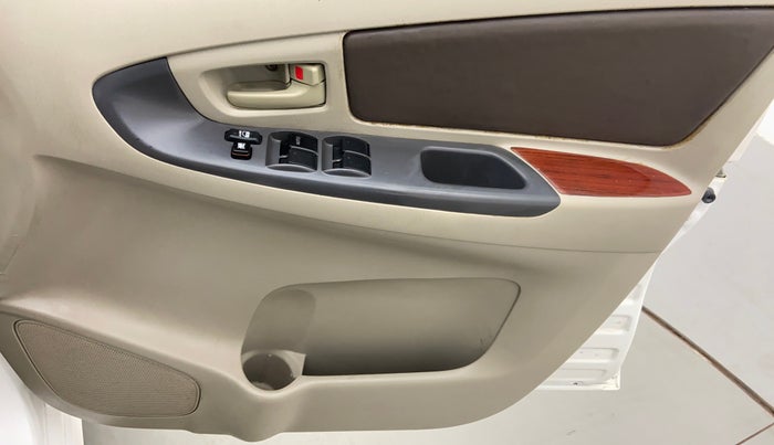 2013 Toyota Innova 2.5 GX 8 STR BS IV, Diesel, Manual, 1,78,065 km, Driver Side Door Panels Controls