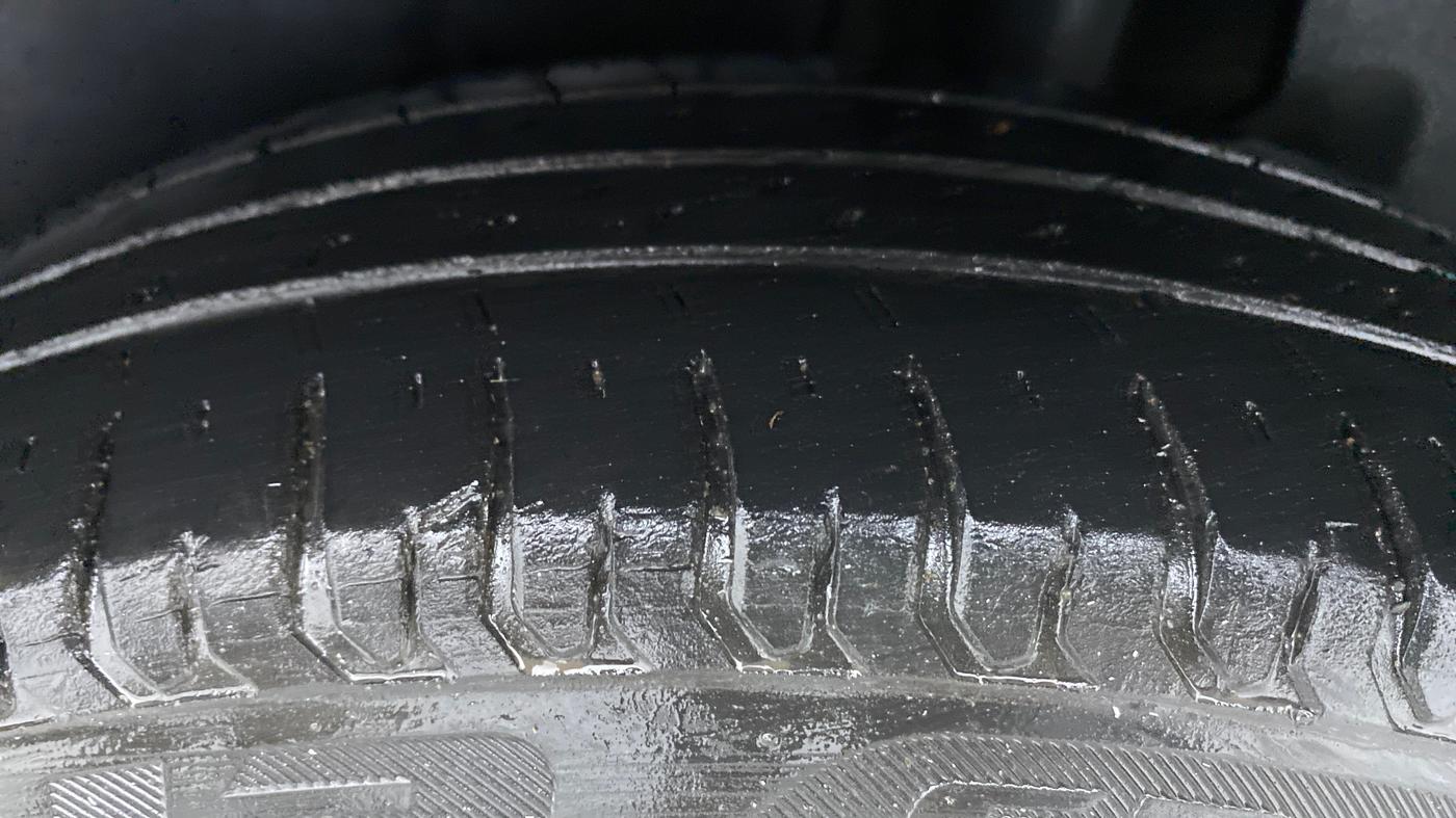 2018 Maruti Dzire VXI, Petrol, Manual, 27,567 km, Left Rear Tyre Tread