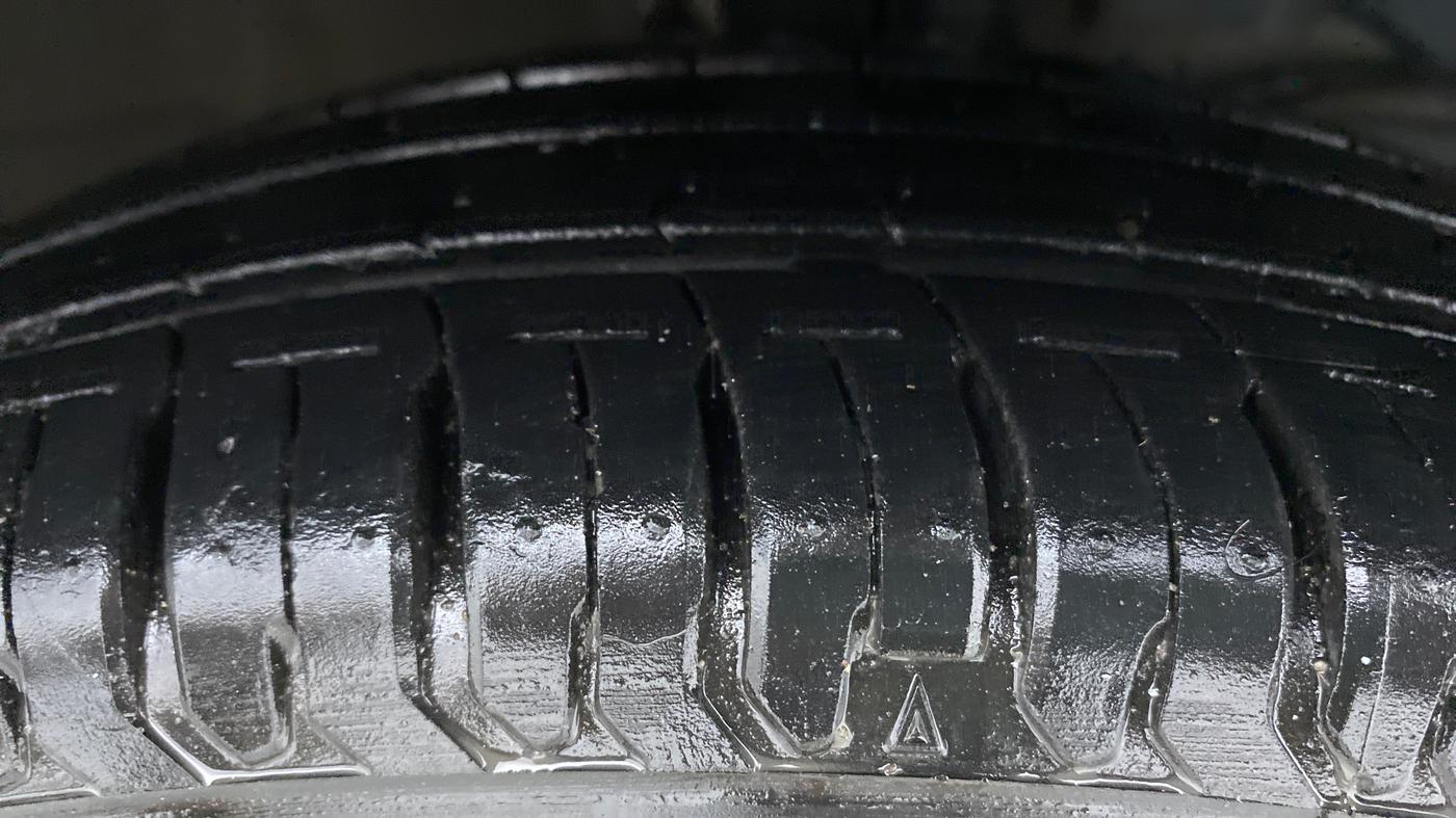 2018 Maruti Dzire VXI, Petrol, Manual, 27,567 km, Right Front Tyre Tread