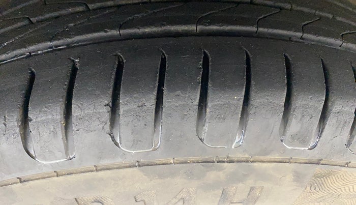 2018 Tata Tiago XZ PETROL, Petrol, Manual, 1,07,695 km, Right Front Tyre Tread