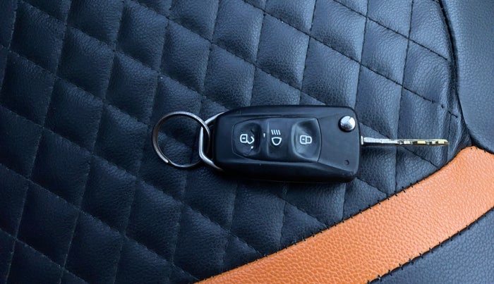 2018 Tata Tiago XZ PETROL, Petrol, Manual, 1,07,695 km, Key Close Up